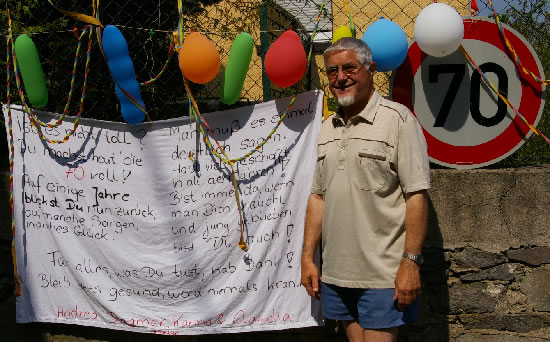 In Weickartshain schmÃ¼ckten zur Ãoberraschung von Erhard KlÃ¶s seine vier TÃ¶chter mit Familien zu seinem 70. Geburtstag die Hofeinfahrt im Freienseener Weg 7 mit bunten Luftballons, einem groÃYen, beschrifteten Transparent sowie einem 70-Schild (Bild: Golz)