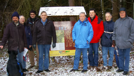 Die Expertengruppe vor der Begehung des südlichen ERZweges, mit Karl Heinz Hartmann (links, Foto: Golz)