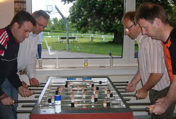 Das Bild zeigt die Turniersieger (rechts) im entscheidenden Spiel gegen die Zweitplatzierten (Bild: Golz)