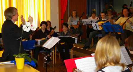 Das große Mandolinenorchester mit ihrem musikalischen Leiter Keith Harris beim Abschlusskonzert (Bild: Golz)