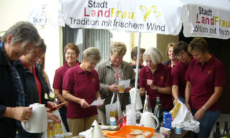 In Neuen Smucken Poloshirts zeigten sich die Damen des Landfrauenvereins Weickartshain bei einer Informationsveranstaltung am Samstag im Hof von Hocks Saftladen (gch/Foto: gch)