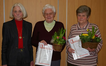 Heide Schmidt (links) zeichnet Irmgard Herber und Edith Thraum für 40-jährige Mitgliedschaft beim Landfrauenverein aus (Bild: Golz)