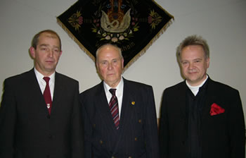 Norbert Rahn, Vorsitzender des gastgebenden Vereins (links) und OLSB-Vorsitzender Hans-Georg Teubner-Damster (rechts) gratulieren Chordirektor Helmut Buß. (Bilder: Golz)