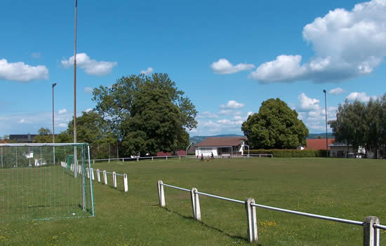 Sportplatz des FC Weickartshain - Im Hintergrund ist das Vereinsheim 